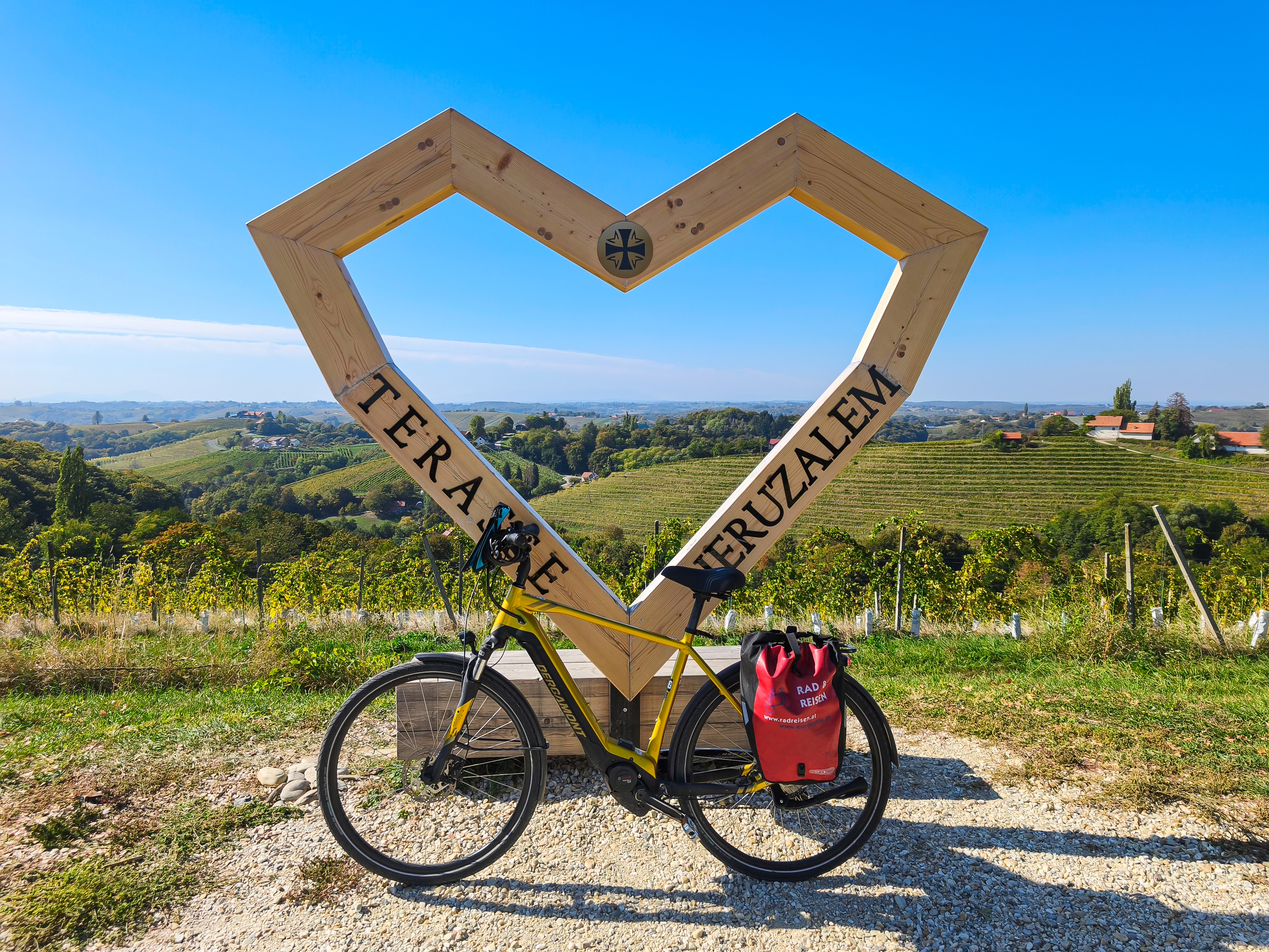 Aussichtspunkt Jeruzalem - Weinterrasse mit Holzherz und Fahrrad